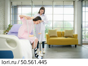 Following a period of treatment, the doctor examines the patient’s legs and knees. Стоковое фото, агентство Ingram Publishing / Фотобанк Лори