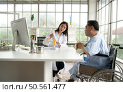 In the hospital office, A medical explains about the care and treatment of osteoarthritis to a patient. Стоковое фото, агентство Ingram Publishing / Фотобанк Лори