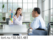 In the hospital office, A medical explains about the spine and its treatment to a patient. Стоковое фото, агентство Ingram Publishing / Фотобанк Лори