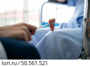 A doctor uses a reflex hammer to evaluate a patient’s knee joint. Стоковое фото, агентство Ingram Publishing / Фотобанк Лори
