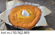 A golden-brown cake fresh from the oven, a testament to culinary artistry. Стоковое фото, агентство Ingram Publishing / Фотобанк Лори
