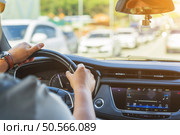 Men’s hand holding steering wheel of car while driving. Стоковое фото, агентство Ingram Publishing / Фотобанк Лори
