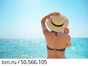 Young woman looking on the sea in hat at day. Relax and nature scene. Стоковое фото, агентство Ingram Publishing / Фотобанк Лори