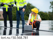 Group of engineer and technician inspects solar panel installation and test the operation of the panel. Стоковое фото, агентство Ingram Publishing / Фотобанк Лори