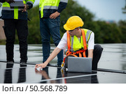 Group of engineer and technician inspects solar panel installation and test the operation of the panel. Стоковое фото, агентство Ingram Publishing / Фотобанк Лори