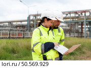Both of Petroleum engineer is on a mission to inspect oil distillation at a huge oil refinery. Стоковое фото, агентство Ingram Publishing / Фотобанк Лори