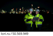 Both of Petroleum engineer is on a mission to inspect oil distillation at a huge oil refinery. Стоковое фото, агентство Ingram Publishing / Фотобанк Лори