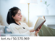 Asian young women with conducting their weekly holiday routines. Стоковое фото, агентство Ingram Publishing / Фотобанк Лори