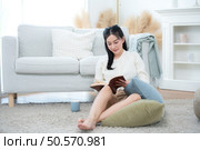 Asian young women with conducting their weekly holiday routines. Стоковое фото, агентство Ingram Publishing / Фотобанк Лори