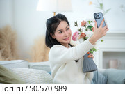 Asian young women with conducting their weekly holiday routines. Стоковое фото, агентство Ingram Publishing / Фотобанк Лори