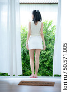 Asian young women with conducting their weekly holiday routines. Стоковое фото, агентство Ingram Publishing / Фотобанк Лори
