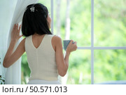 Asian young women with conducting their weekly holiday routines. Стоковое фото, агентство Ingram Publishing / Фотобанк Лори