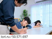 Small class, Teacher and pupils in the home classroom, reviewing lessons and offering homework advice. Стоковое фото, агентство Ingram Publishing / Фотобанк Лори