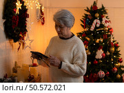 Elderly woman and lonely moments in Christmas day. Стоковое фото, агентство Ingram Publishing / Фотобанк Лори