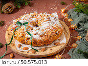 Bolo Rainha, a festive ring cake adorned with almonds and powdered sugar, ready to celebrate the season. Стоковое фото, агентство Ingram Publishing / Фотобанк Лори