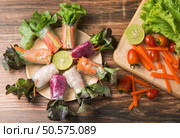 salad roll on topview. Стоковое фото, агентство Ingram Publishing / Фотобанк Лори