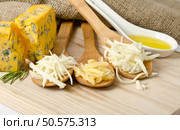 Grated cheese in wooden spoons . Стоковое фото, агентство Ingram Publishing / Фотобанк Лори
