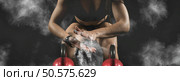 Bodybuilder,Woman,Clapping,Hands,And,Preparing,For,Workout,At,A. Стоковое фото, агентство Ingram Publishing / Фотобанк Лори