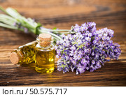 Wellness treatments with lavender flowers on wooden table. Spa still-life.. Wellness treatments with lavender flowers on wooden table. Стоковое фото, агентство Ingram Publishing / Фотобанк Лори