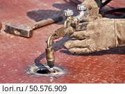 metal cutting with acetylene torch, gas cutting. Стоковое фото, агентство Ingram Publishing / Фотобанк Лори