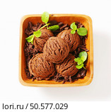 Scoops of chocolate ice cream and shavings in wooden bowl. Стоковое фото, агентство Ingram Publishing / Фотобанк Лори