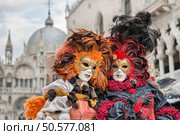 VENICE, ITALY - FEBRUARY 27, 2014: Unidentified person with Venetian Carnival mask in Venice, Italy on February 2014. In 2014 was the Venetian Carnival held between 15 February and 4 march. Редакционное фото, агентство Ingram Publishing / Фотобанк Лори
