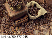 Coffee beans and old grinder . Стоковое фото, агентство Ingram Publishing / Фотобанк Лори