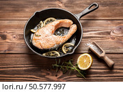 Salmon fried in a cast iron pan. Fried salmon slice. Стоковое фото, агентство Ingram Publishing / Фотобанк Лори