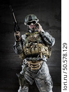 American Soldier wearing a mask and talking via radio. Стоковое фото, агентство Ingram Publishing / Фотобанк Лори