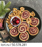 Cranberry nut swirl cookies on a white oval dish on New Year’s treats with nuts, cranberries, fir branches. Top view. Cranberry nut swirl cookies on a white oval dish  New Year’s treats with nuts, cranberries, fir branches. Top view. Стоковое фото, агентство Ingram Publishing / Фотобанк Лори