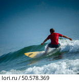 Surfer riding the wave on the short board at sunny day. Стоковое фото, агентство Ingram Publishing / Фотобанк Лори