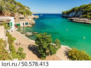 Cala Llombards. Beautiful beach that is sheltered on either side by cliffs. Mallorca island, Spain. Стоковое фото, агентство Ingram Publishing / Фотобанк Лори