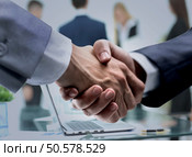 Successful handshake of business men in a working environment. Стоковое фото, агентство Ingram Publishing / Фотобанк Лори