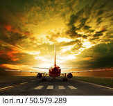 passenger plane ready to take off on airport runways use for traveling ,cargo ,air transport ,business . Стоковое фото, агентство Ingram Publishing / Фотобанк Лори