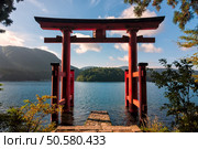The torii gate which stands on the shore of Lake Ashi, near Mount Fuji in Japan. Стоковое фото, агентство Ingram Publishing / Фотобанк Лори