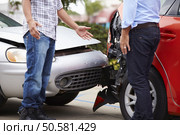 Two Drivers Arguing After Traffic Accident. Стоковое фото, агентство Ingram Publishing / Фотобанк Лори