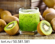 glass of kiwi juice with fresh fruits on wooden table. Стоковое фото, агентство Ingram Publishing / Фотобанк Лори
