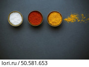 spices on jars on gray. Стоковое фото, агентство Ingram Publishing / Фотобанк Лори