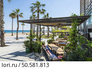 Terrace of a beachfront bar in Barcelona, Catalonia, Spain. Стоковое фото, агентство Ingram Publishing / Фотобанк Лори