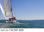A fully crewed racing yacht sailing on a glorious summer’s day. Стоковое фото, агентство Ingram Publishing / Фотобанк Лори
