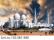 view of Sheikh Zayed mosque in Abu Dhabi at sunset. Sheikh Zayed mosque in Abu Dhabi. Стоковое фото, агентство Ingram Publishing / Фотобанк Лори