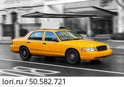 Yellow cab in Manhattan in a rainy day. The taxicabs of New York City are widely recognized icons of the city. Редакционное фото, агентство Ingram Publishing / Фотобанк Лори