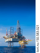 Oil and gas drilling rig just completion on oil and gas wellhead platform. Стоковое фото, агентство Ingram Publishing / Фотобанк Лори