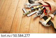 tool belt with tools on wood planks with copy space. Стоковое фото, агентство Ingram Publishing / Фотобанк Лори