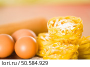 Rolling pin, eggs and dough spread out on wooden surface.. Rolling pin, eggs and dough spread out on wooden surface. Стоковое фото, агентство Ingram Publishing / Фотобанк Лори