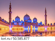 Sheikh Zayed Grand Mosque at dusk in Abu Dhabi, UAE. Стоковое фото, агентство Ingram Publishing / Фотобанк Лори