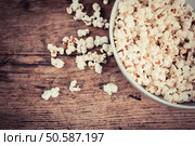 A bowl of popcorn on a wooden table. Стоковое фото, агентство Ingram Publishing / Фотобанк Лори
