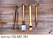 Top view of used barbecue utensils on rustic wood. . Стоковое фото, агентство Ingram Publishing / Фотобанк Лори