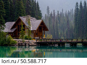 emerald lake lodge, reflecting off of emerald lake, yoho national park, british columbia, canada. . Стоковое фото, агентство Ingram Publishing / Фотобанк Лори