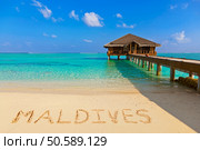 Word Maldives on beach - nature holiday background. Стоковое фото, агентство Ingram Publishing / Фотобанк Лори